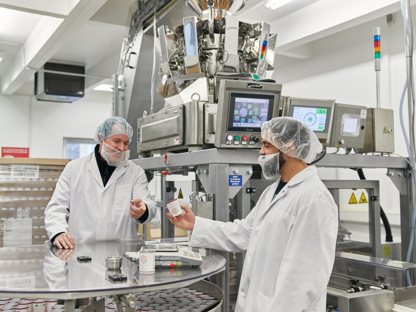 Produktqualität zwei männer in produktionshalle